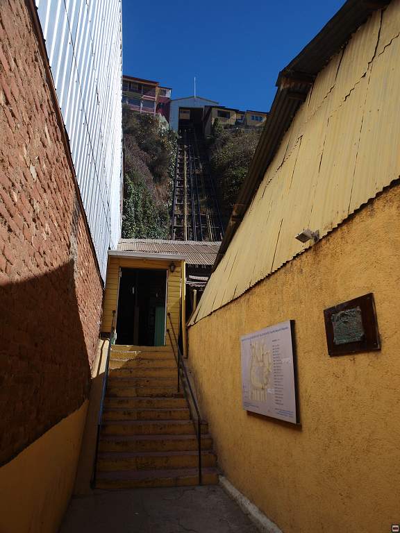 Valparaiso4 - ascensor Espiritu Santo.jpg